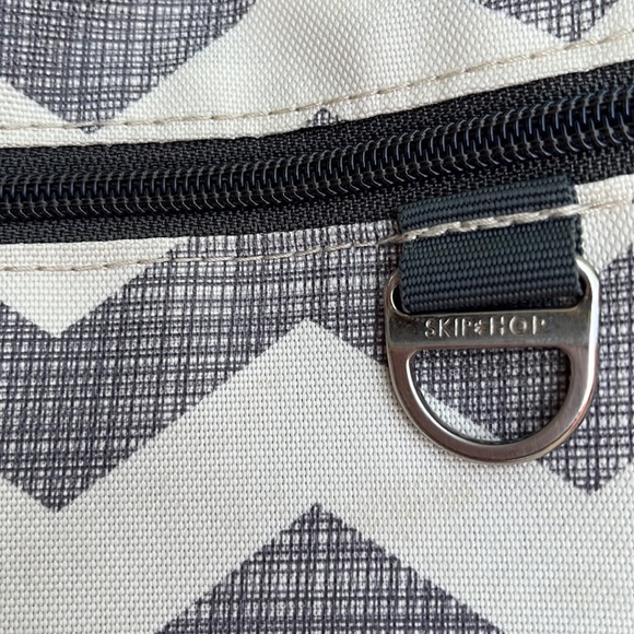 Skip Hop Dash Signature Messenger Diaper Bag Chevron Baby Toddler Kids Travel - Picture 9 of 16
